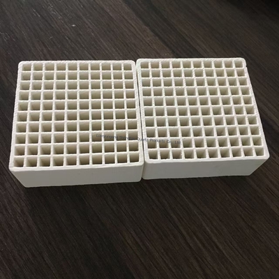 Tấm gốm alumina công nghiệp với mật độ lỗ 99% Al2O3 Gốm alumina đánh bóng tùy chỉnh