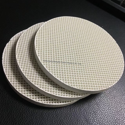 Tấm gốm alumina công nghiệp với mật độ lỗ 99% Al2O3 Gốm alumina đánh bóng tùy chỉnh